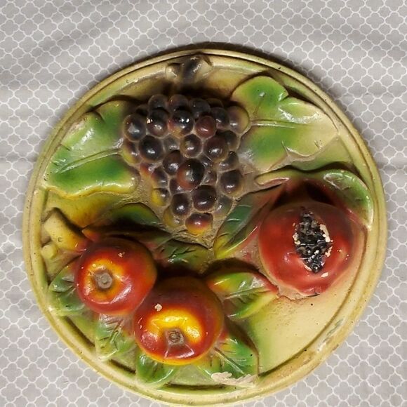 Round chalware vintage 3D fruit plaque - Picture 1 of 3